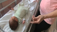 Comment prévenir le syndrome de la tête plate chez les bébés ?