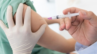 La vaccination anti-covid reportée dans trois régions