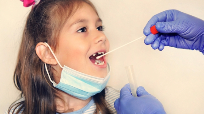 Covid-19: La Haute autorité de santé favorable aux tests salivaires dans les écoles