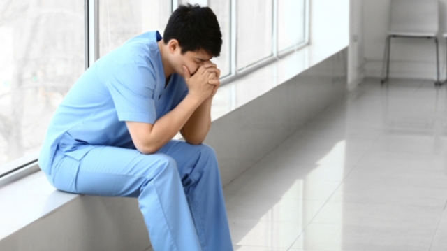 Suicides, détresse, harcèlement : la colère des internes en médecine