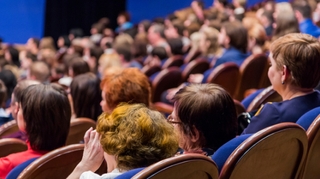 Vaccinés, des résidents de maisons de retraite sortent au théâtre à Madrid