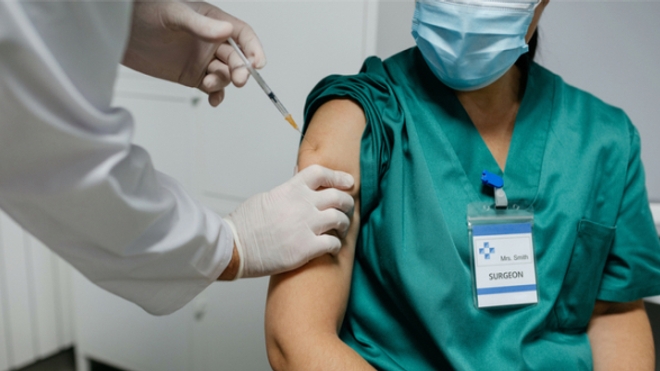 Covid : Faut-il obliger les soignants à se faire vacciner ?