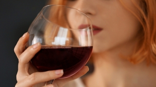 Attention fake news ! Aucune boisson alcoolisée ne peut être qualifiée de "saine"
