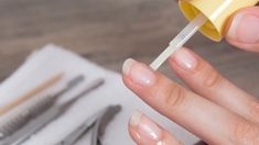 Brûlures : l'Anses alerte sur les dangers de la colle pour faux ongles