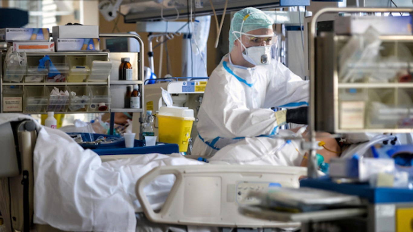 LA VACCINATION COVID EN QUESTIONS❓avec le Docteur Arnaud Boyer,  pneumologue., By Hôpital Saint Joseph Officiel