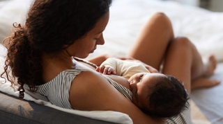 Allaitement : le vaccin anti-covid protège à la fois la mère et l’enfant