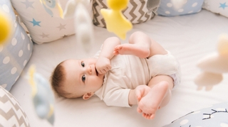 Mort subite du nourrisson : attention aux peluches, coussins et tours de lit