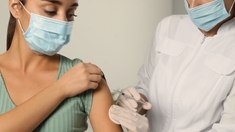 Vaccin anti covid et vacances : comment s’organiser ?