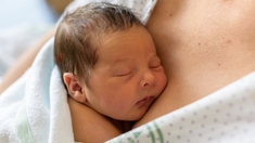 Bébés prématurés : le peau-à-peau peut sauver beaucoup de vies