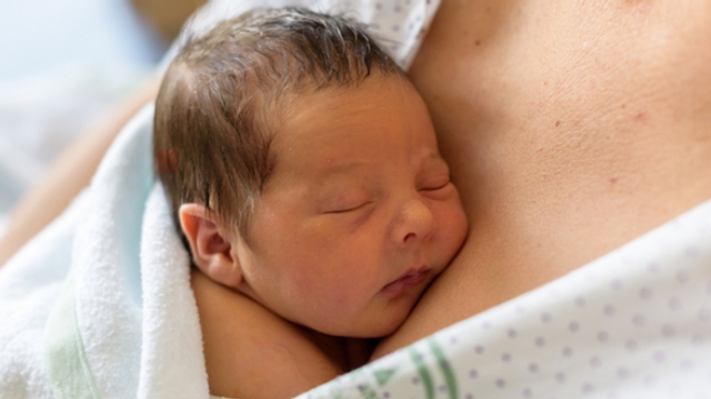 Bébés prématurés : le peau-à-peau peut sauver beaucoup de vies