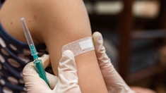 Risque de contamination, fin des gestes barrière...? Comment vivre une fois vacciné avec deux doses ?