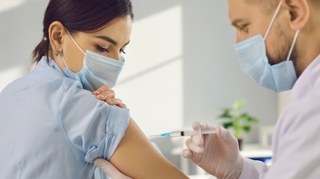 Covid : Véran menace de rendre la vaccination obligatoire pour les soignants