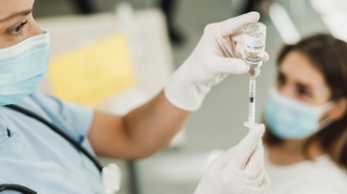 Vaccin covid : pourquoi les effets secondaires peuvent être plus intenses à la 2e dose ?