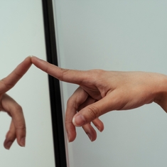Syndrome des mouvements en miroir : quand la main droite imite la gauche…