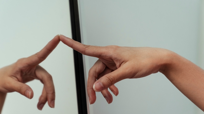 Syndrome des mouvements en miroir : quand la main droite imite la gauche…