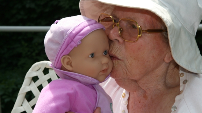 Alzheimer : des poupées pour soulager les patients