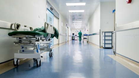 Les médecins disent oui au pass sanitaire, mais non "à la restriction d'accès aux soins" à l'hôpital