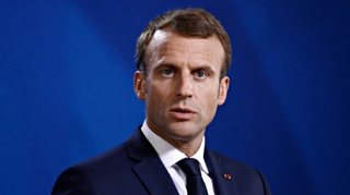 Covid: Emmanuel Macron évoque une troisième dose pour “les plus fragiles”