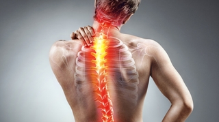 Douleurs du haut du dos : attention aux mauvaises postures !
