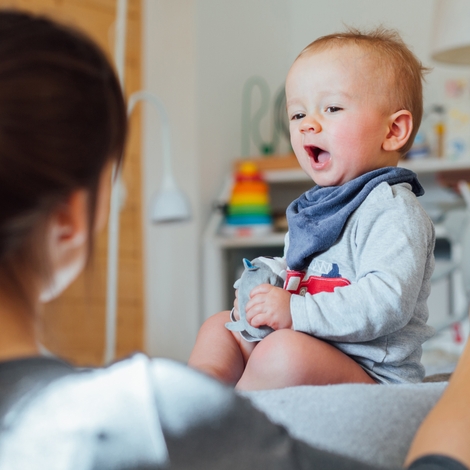 Comment les bébés apprennent-ils le langage ?