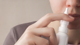 Covid : bientôt un vaccin français par spray nasal ? 