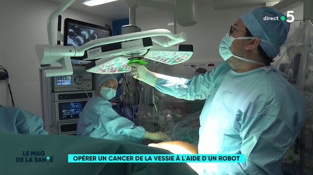 Un robot assiste le chirurgien dans l'opération du cancer de la vessie  