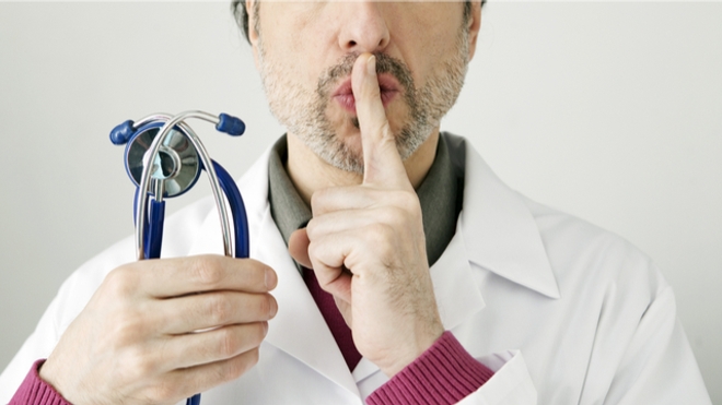 Les médecins sont tenus par le secret médical, mais qu'ont-ils droit de dire ? 
