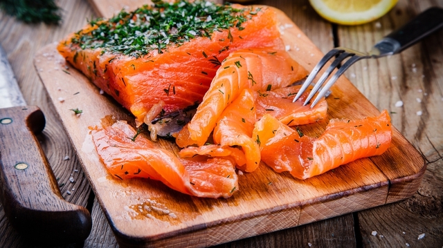 Recettes de Noël : préparez vous-même un saumon gravlax !