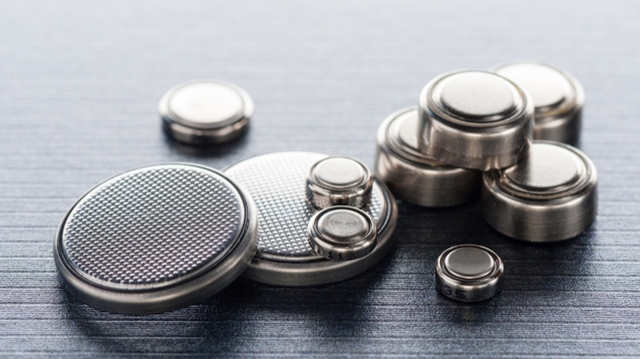 Ingestion de piles boutons : il faut réagir vite selon les autorités de santé