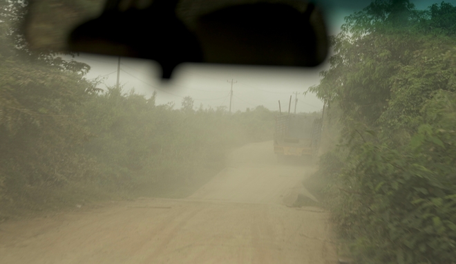 Sur la route poussiéreuse en direction du village de Thmey