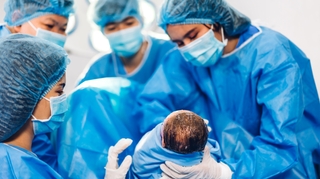 Insolite : un médecin partage la vidéo d’un bébé né "coiffé" de la poche amniotique