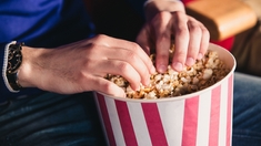 Pop-corn au vinaigre de cidre, biscuits “anti-gaspi”... Comment mieux manger au cinéma ?