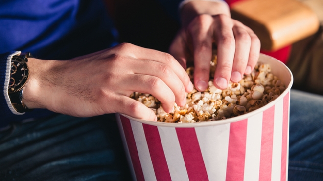 Pop-corn au vinaigre de cidre, biscuits “anti-gaspi”... Comment mieux manger au cinéma ?