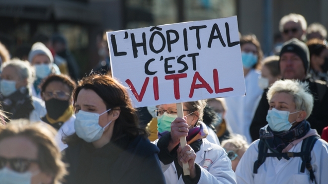 Des soignants mobilisés à Strasbourg, le 19 mars, réclamant plus de moyens pour l'hôpital public