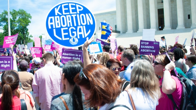 Des manifestants devant la Cour suprême des États-Unis pour réclamer le maintien du droit à l'avortement