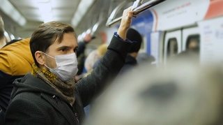 Covid : la ministre de la Santé "demande" le retour du masque dans les transports