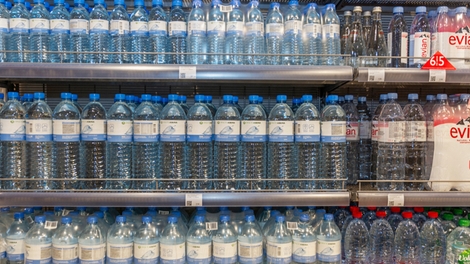 “Nous buvons des microplastiques” : sept bouteilles d’eau sur neuf contaminées