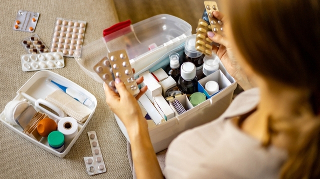 Vacances : quels médicaments mettre dans votre trousse à pharmacie ?