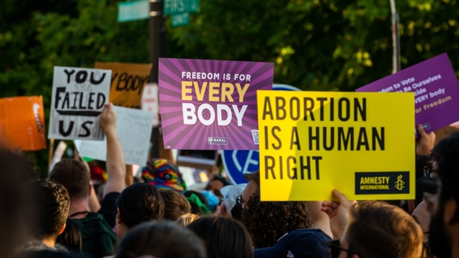 Une manifestation après la révocation de l'arrêt Roe vs Wade, protégeant le droit à l'avortement aux États-Unis
