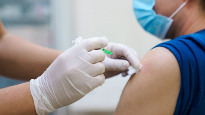 Le schéma vaccinal comprend deux doses, espacées d’au moins 28 jours