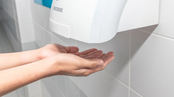 Le sèche-main est la méthode la moins hygiénique de se sécher les mains