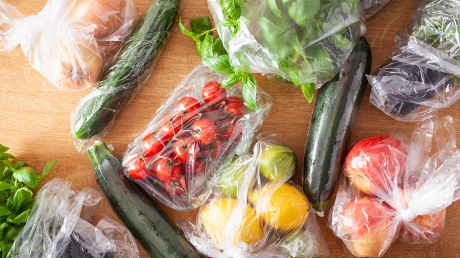 Les entreprises alimentaires utilisent encore trop d’emballage plastique.