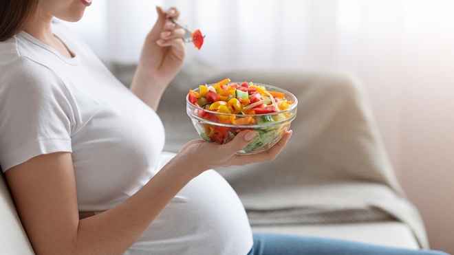 In utero, les bébés réagissent aux goûts des différents aliments consommés par leur mère.