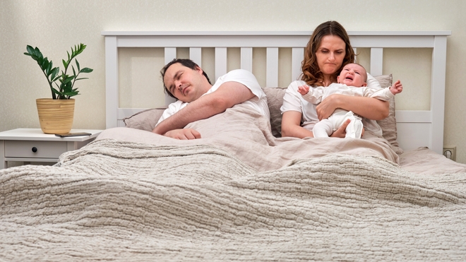 Les femmes se lèvent plus souvent la nuit que leur conjoint lorsque leur bébé se réveille.