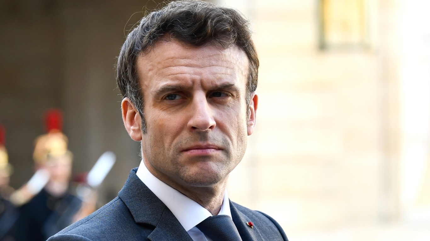 Pourquoi Emmanuel Macron veut remettre les médecins retraités au ...
