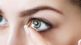Une Américaine oublie de retirer 23 lentilles de contact de son oeil