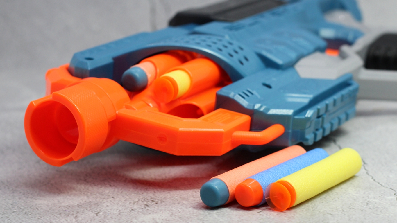 Armes jouets et autres pistolets factices : faut-il y céder pour Noël ?