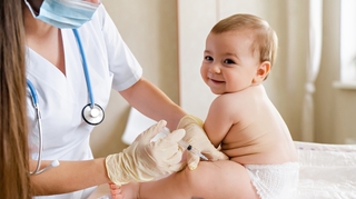 Quels bébés peuvent désormais être vaccinés contre le Covid ?