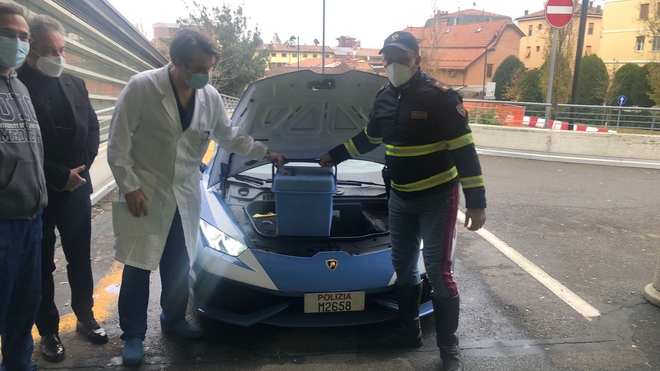 La police de la route italienne est dotée de deux Lamborghini Huracàn, des bolides développant plus de 600 chevaux pour une vitesse de pointe de 325 km/h