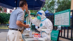 Baisse des restrictions, faible taux de vaccination… Faut-il craindre une reprise du Covid en Chine ?